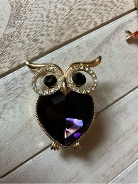 🌸Monet Gold Owl Brooch with Deep Purple Heart Crystal